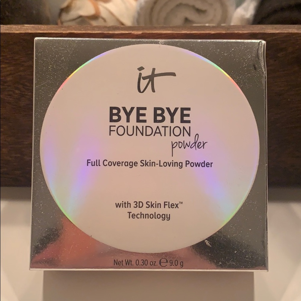 Bye bye IT foundation powder in medium